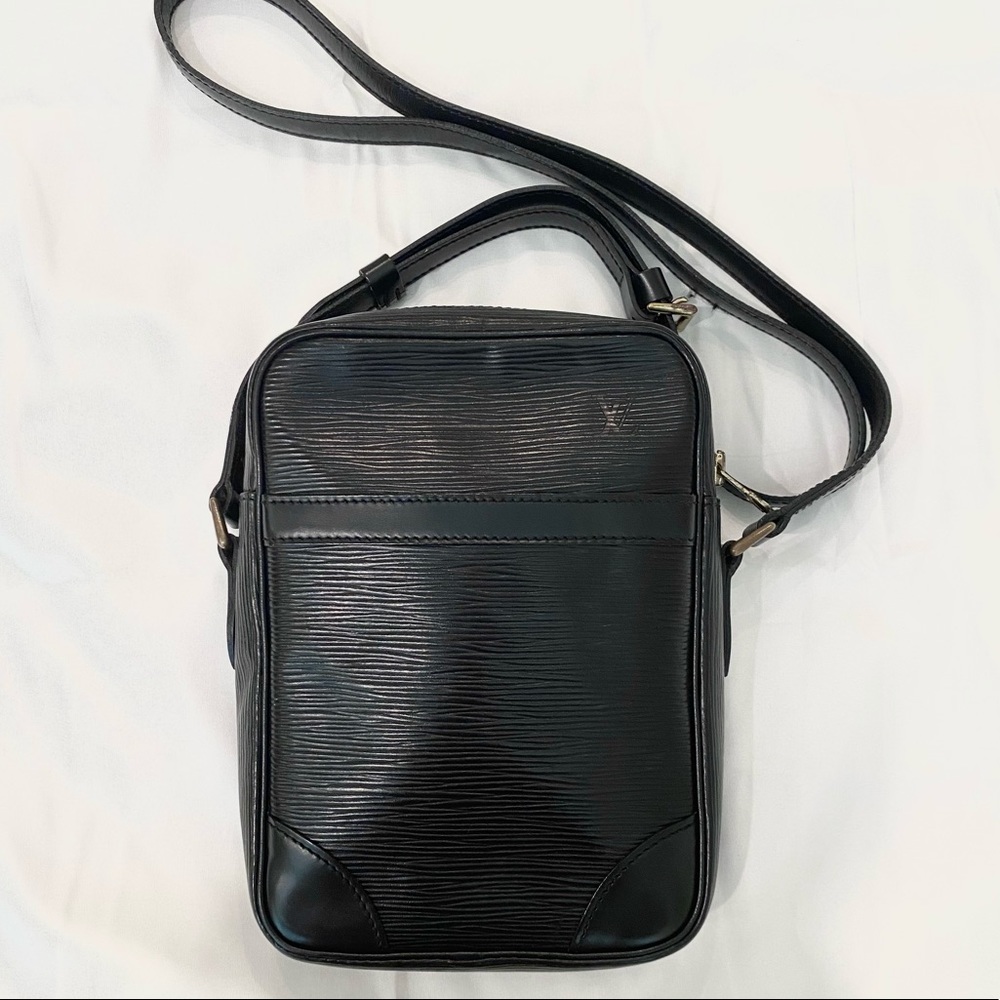 AUTHENTICLouis Vuitton Epi Danube black Crossbody